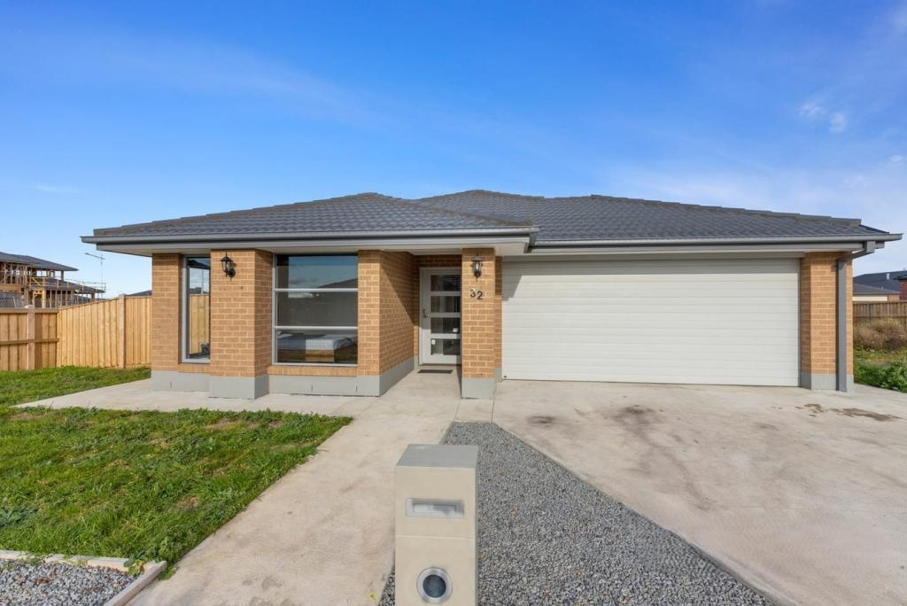 32 KALLANG RD, WYNDHAM VALE, VIC 3024