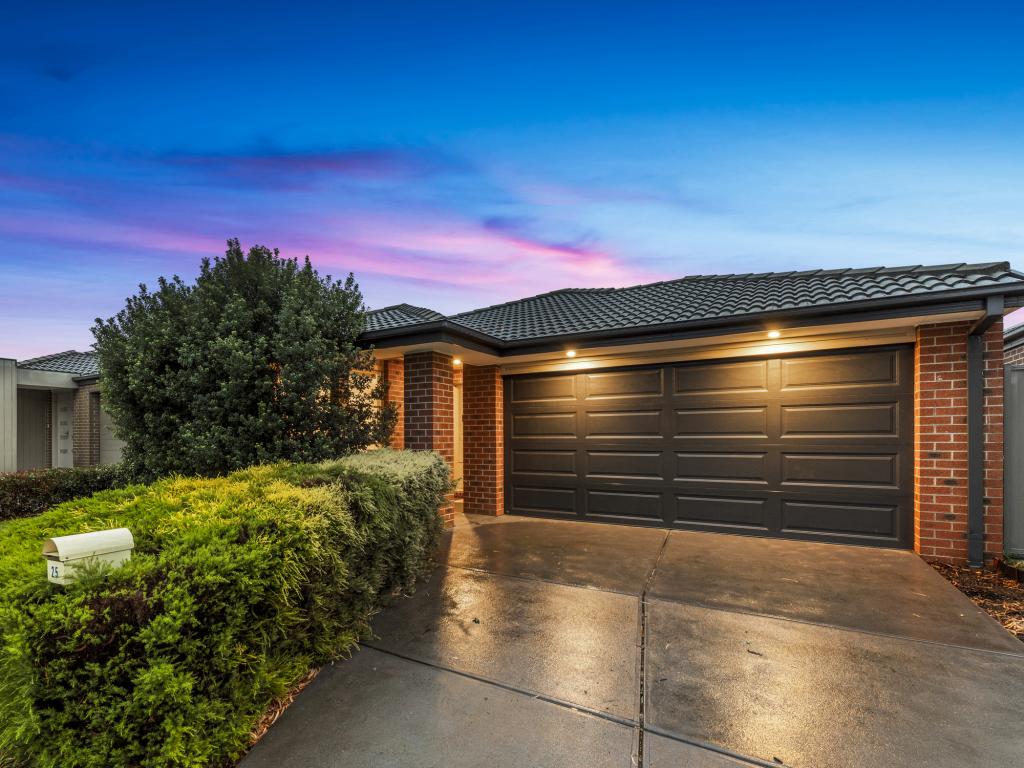 25 Mickleham Dr, Cranbourne North, VIC 3977