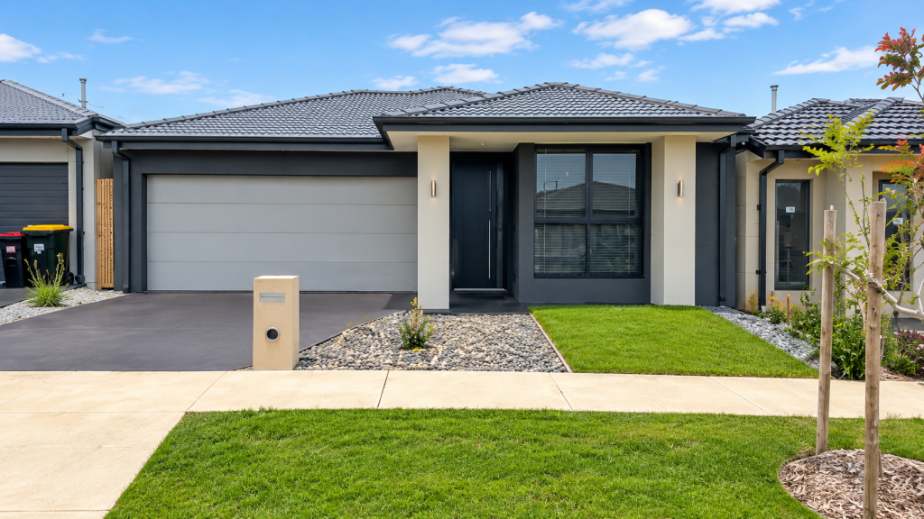 16 SPARROWHAWK CRES, DEANSIDE, VIC 3336