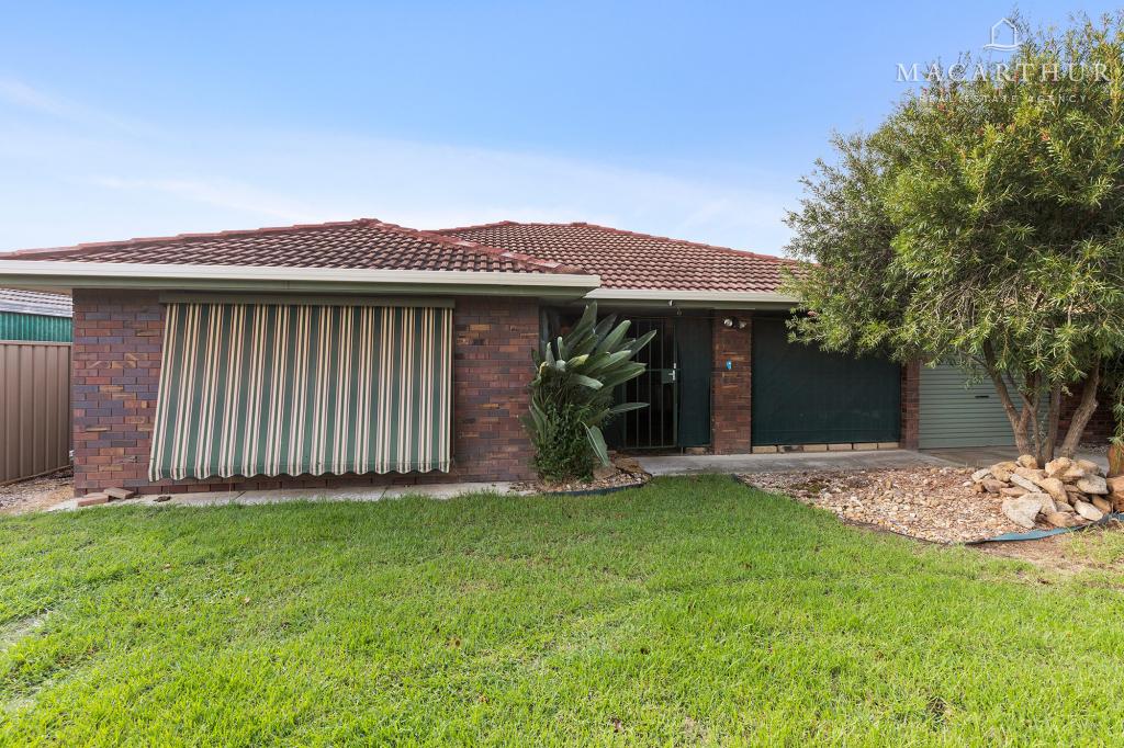 11 Pinaroo Dr, Glenfield Park, NSW 2650
