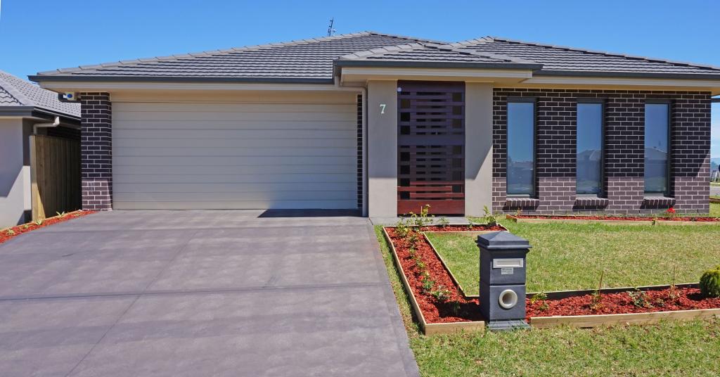 7 GOLDEN WHISTLER AVE, ABERGLASSLYN, NSW 2320