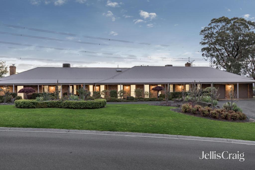 2 ARNOLD DR, DONVALE, VIC 3111