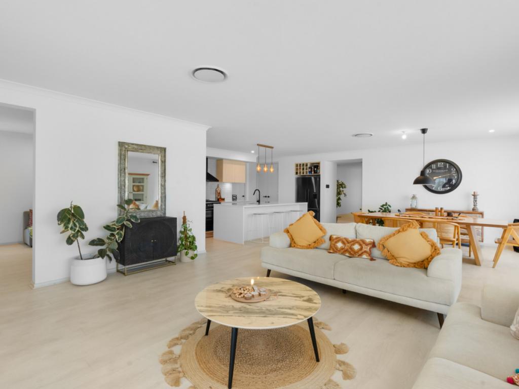 10 Lakesfront Pl, Hatton Vale, QLD 4341