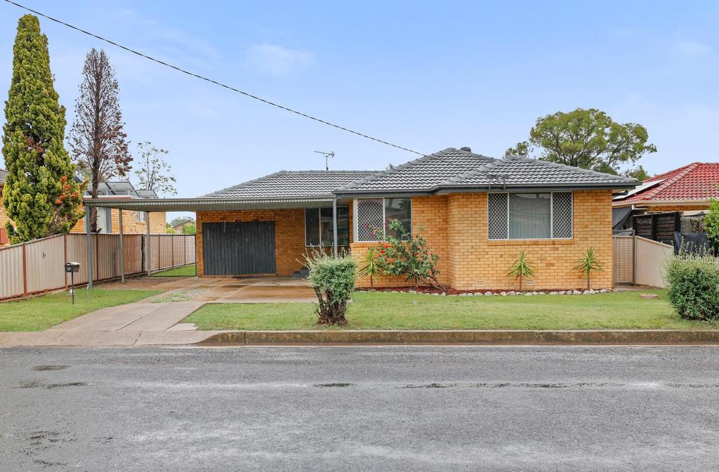 17 LAROOL ST, SOUTH TAMWORTH, NSW 2340