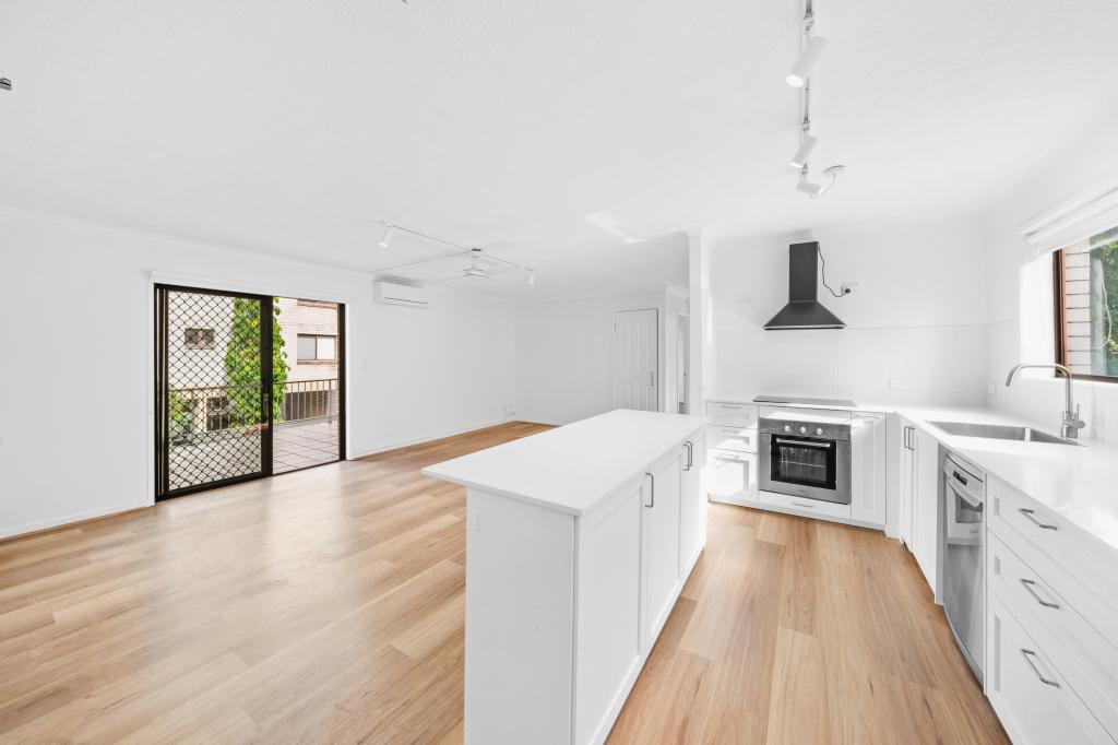 3/8 Baker Ave, Labrador, QLD 4215