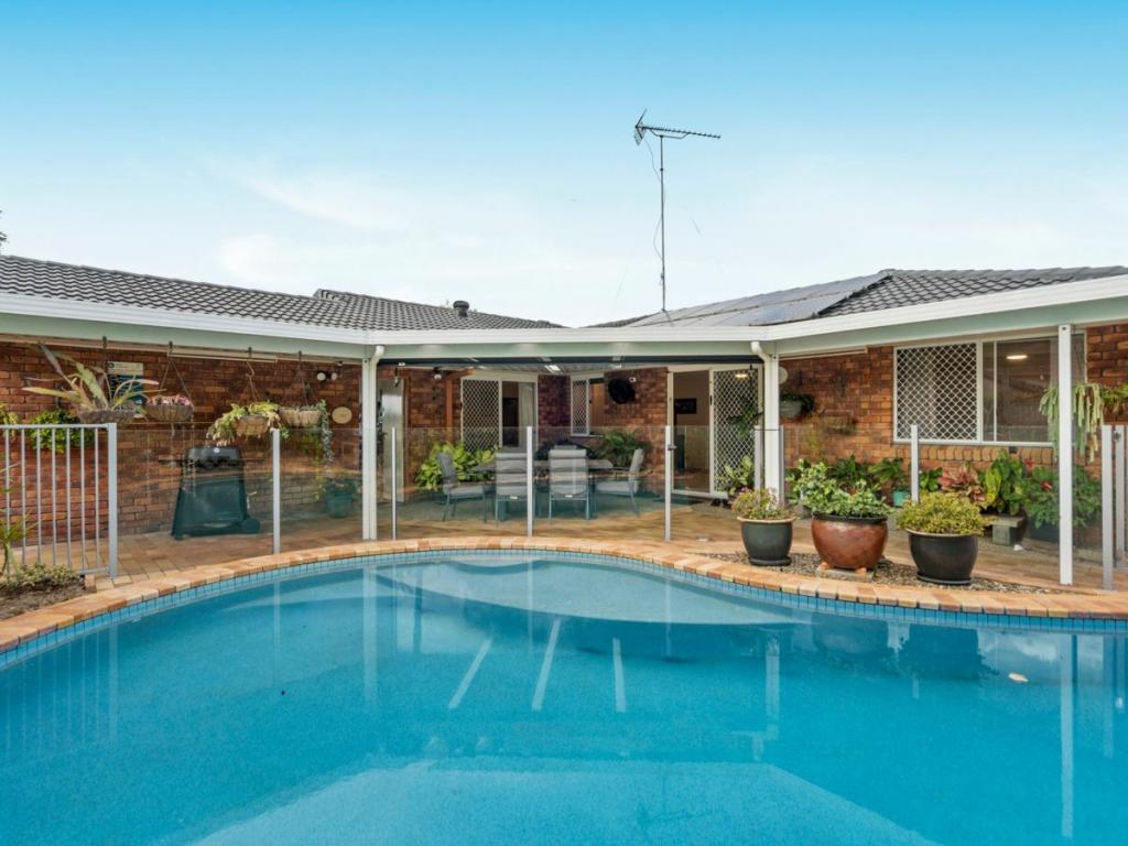 15 Bradstone Rd, Carrara, QLD 4211