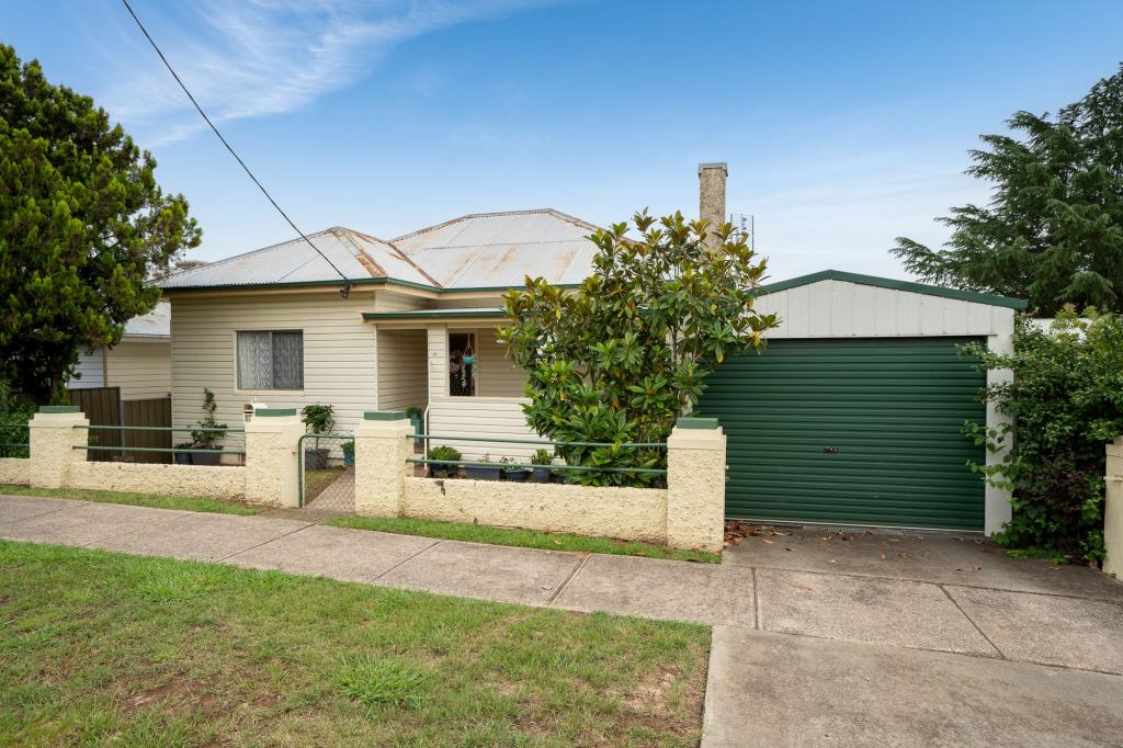 17 WELLINGTON ST, MOLONG, NSW 2866