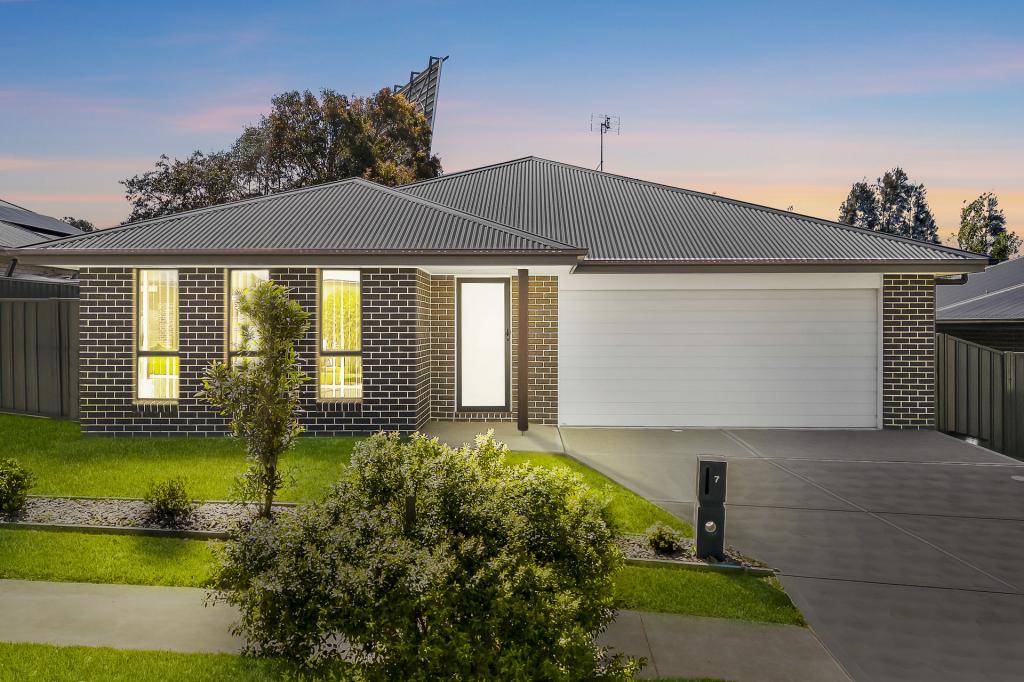 7 AUGUSTA CL, HEDDON GRETA, NSW 2321