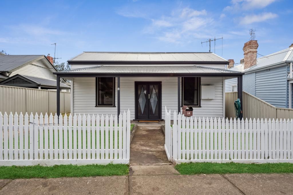 18 RUSSELL ST, QUARRY HILL, VIC 3550