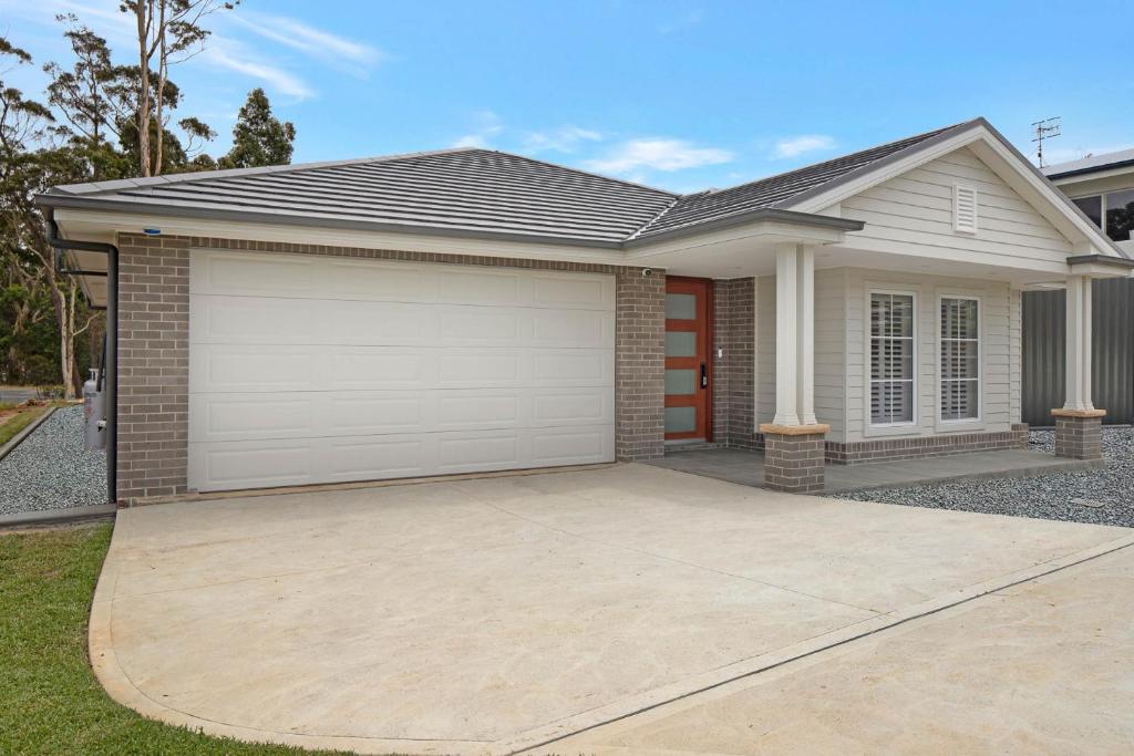 40 Freycinet Dr, Sunshine Bay, NSW 2536