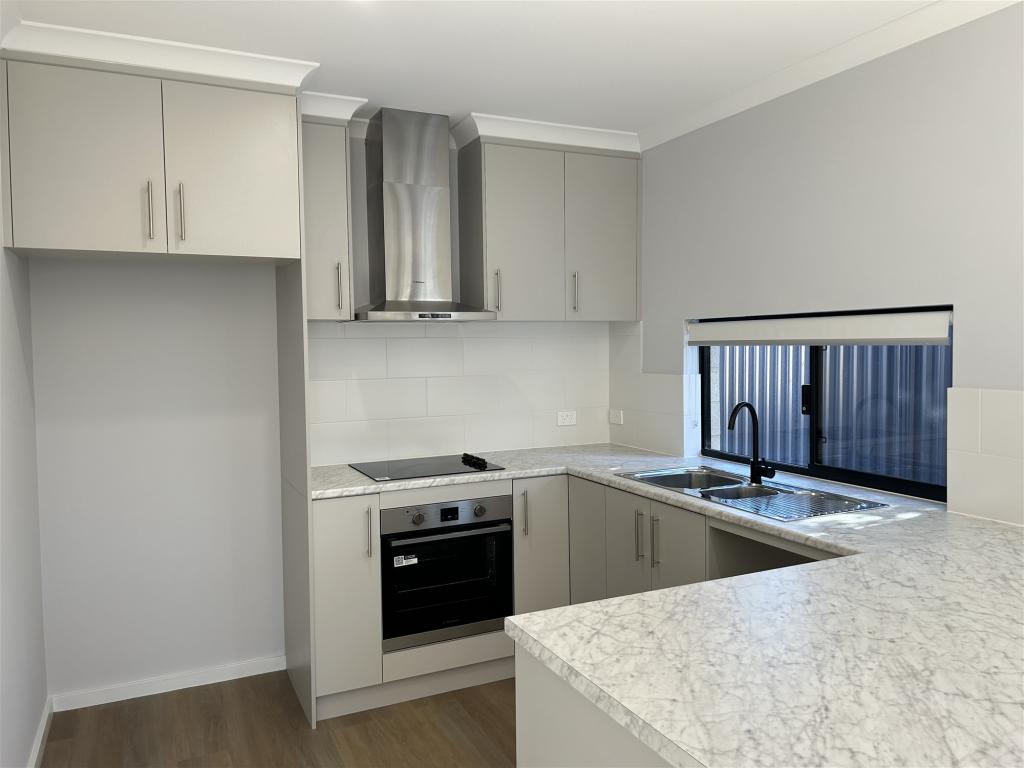 16a Sandford Cres, Halls Head, WA 6210