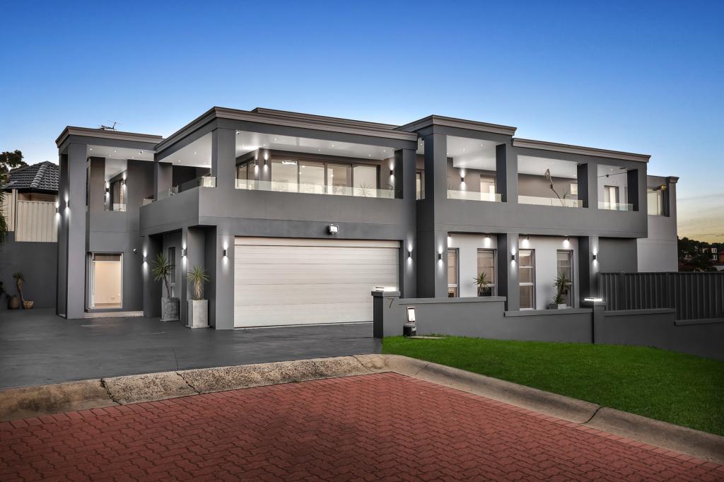 7 Russell Cl, Green Valley, NSW 2168