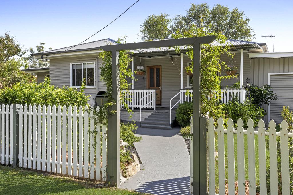 1 Jones St, Crows Nest, QLD 4355