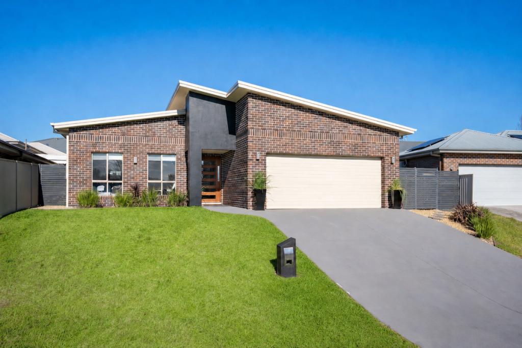 4 MENDEL DR, KELSO, NSW 2795