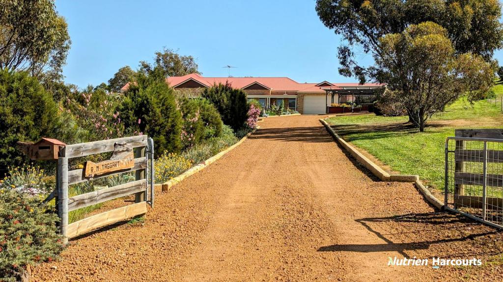 114 Mchavloe Dr, Gingin, WA 6503