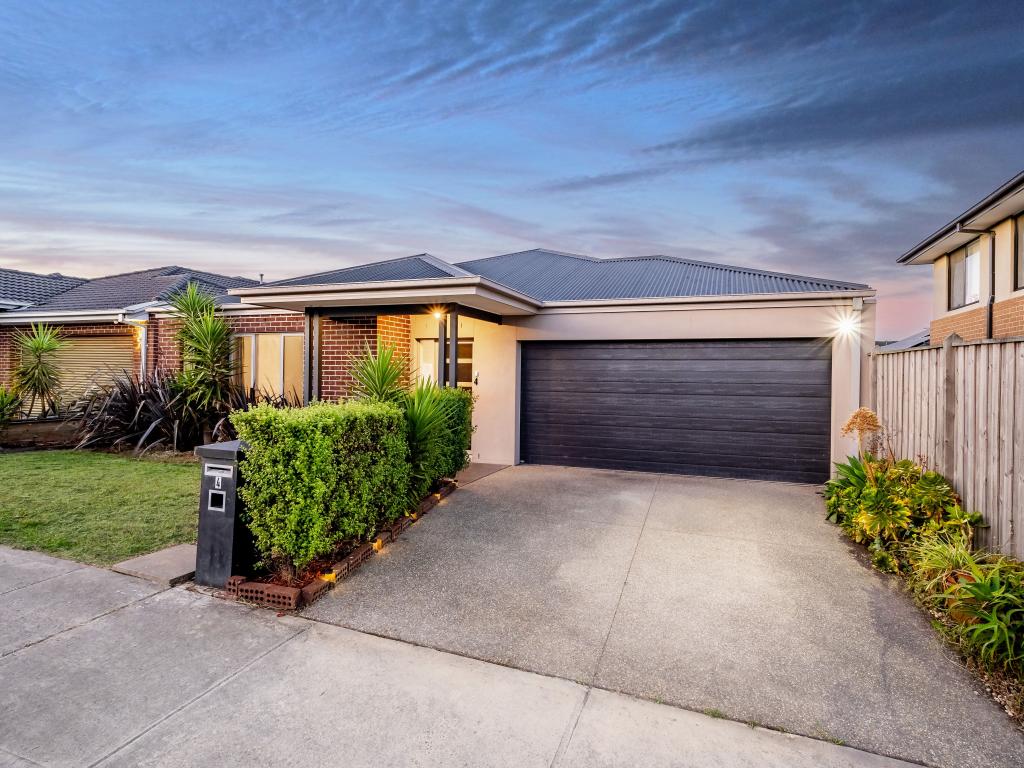 4 Pamplona Way, Clyde North, VIC 3978