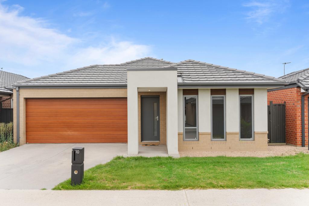 10 KIRKWOOD RD, PAKENHAM, VIC 3810
