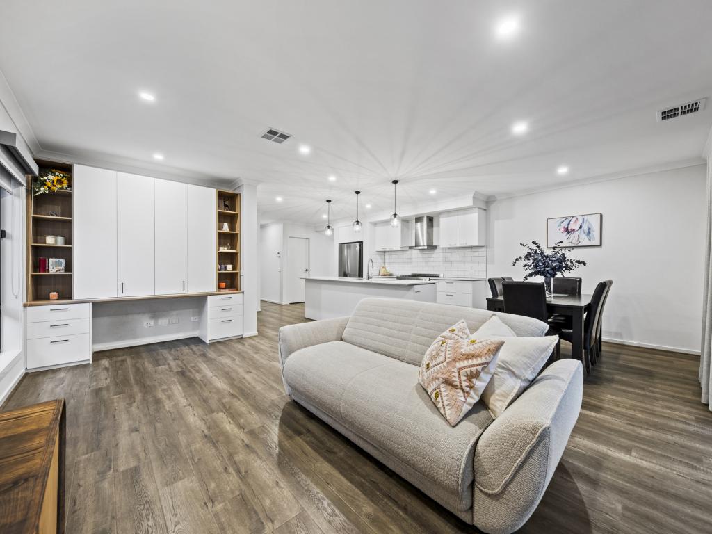 20 Whispering Way, Clyde North, VIC 3978