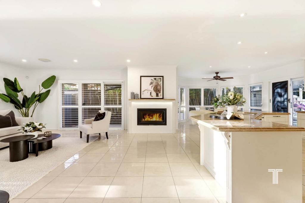 8 Forest Pl, Carindale, QLD 4152