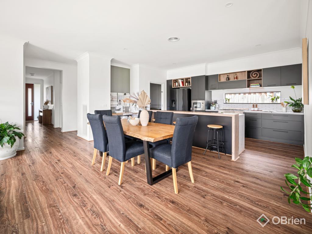 121 CEDUNA RD, CLYDE NORTH, VIC 3978