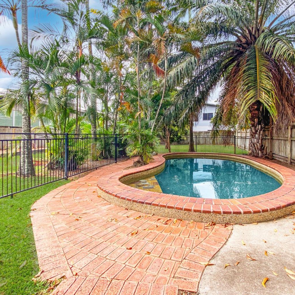 17 Princes Rd, Hyde Park, QLD 4812