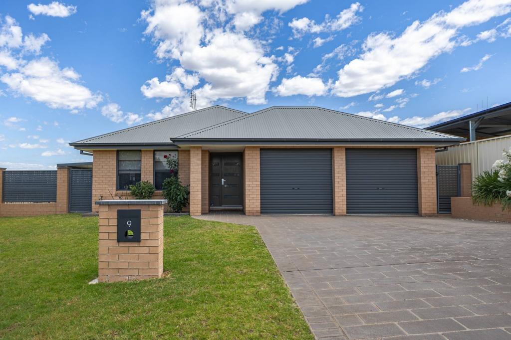 9 VAUCLUSE PL, PARKES, NSW 2870