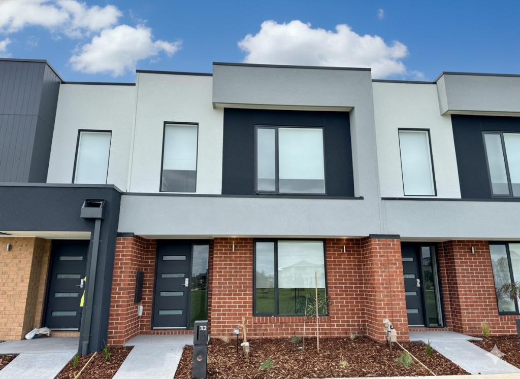 32 JANDAKOT WALK, POINT COOK, VIC 3030
