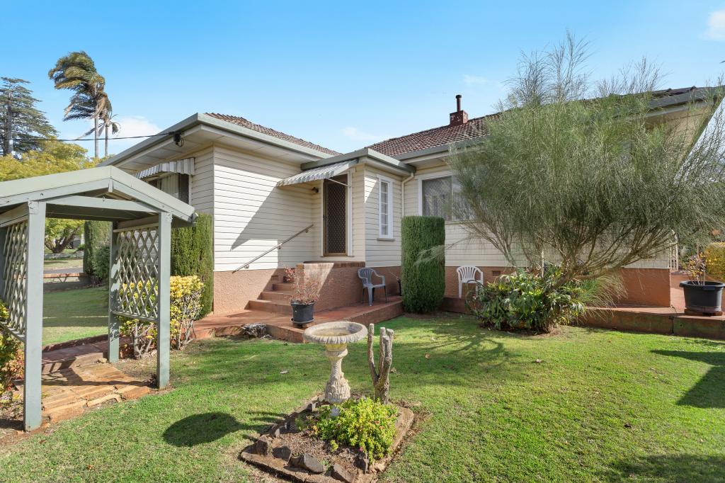 265 West St, Harristown, QLD 4350