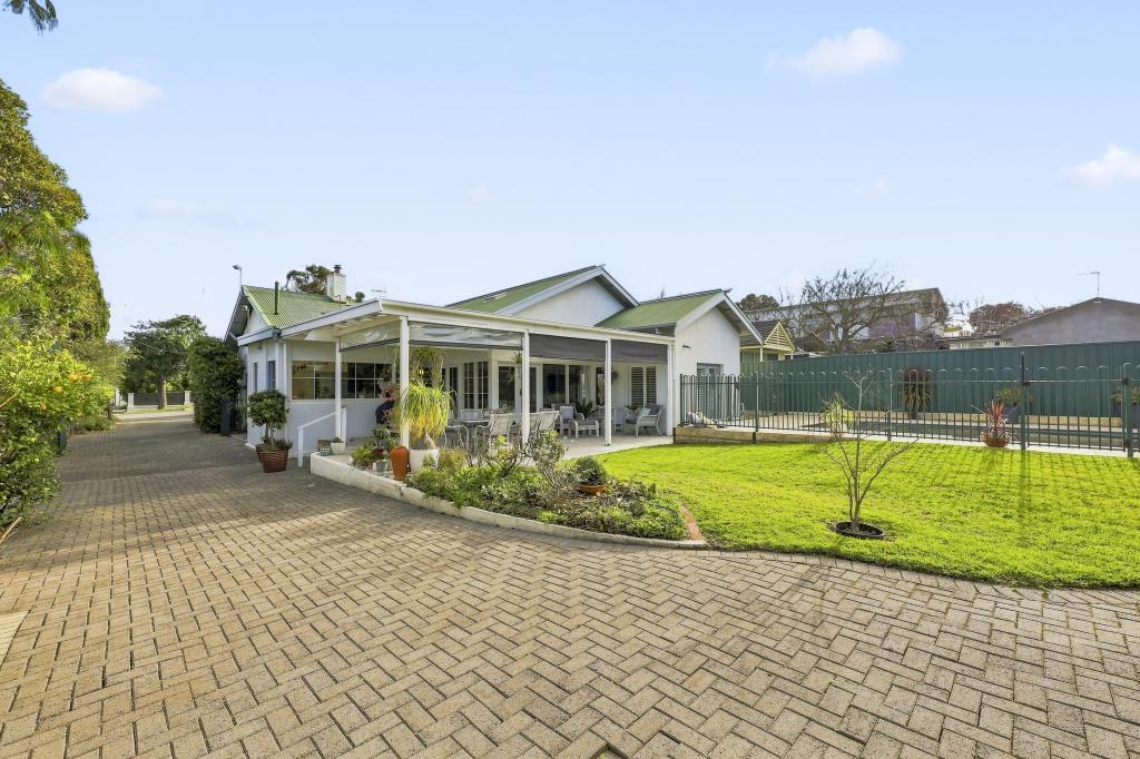 8 Renown Ave, Victor Harbor, SA 5211