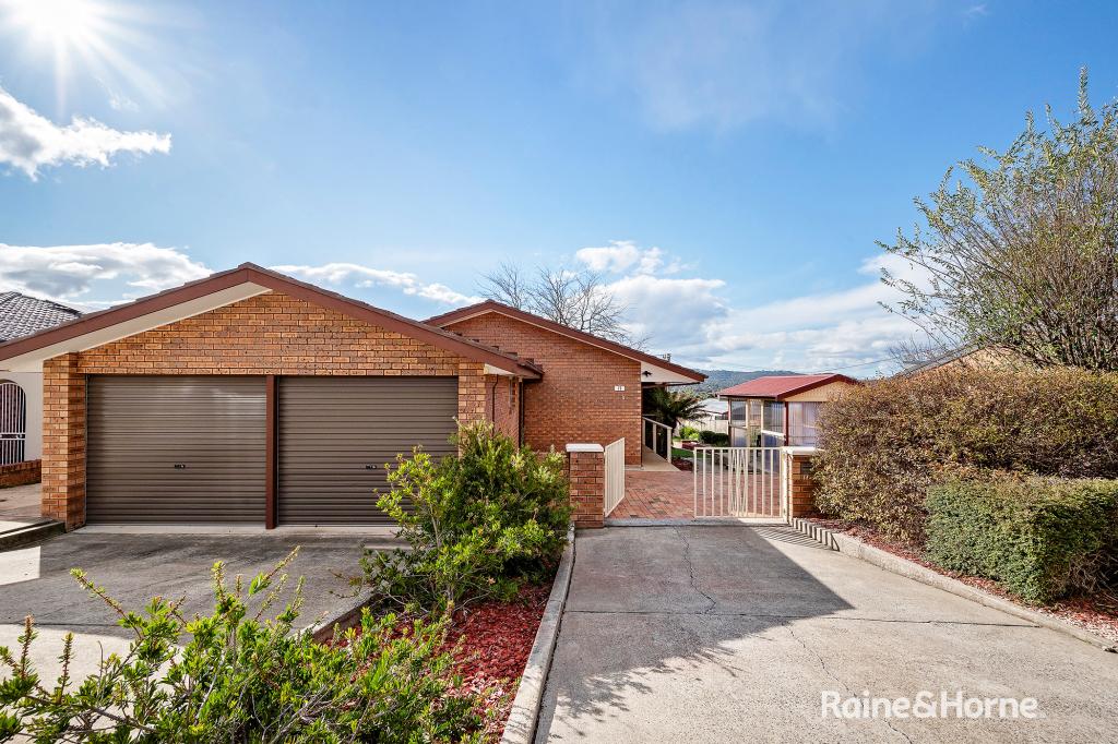 17 HADLEIGH CCT, ISABELLA PLAINS, ACT 2905