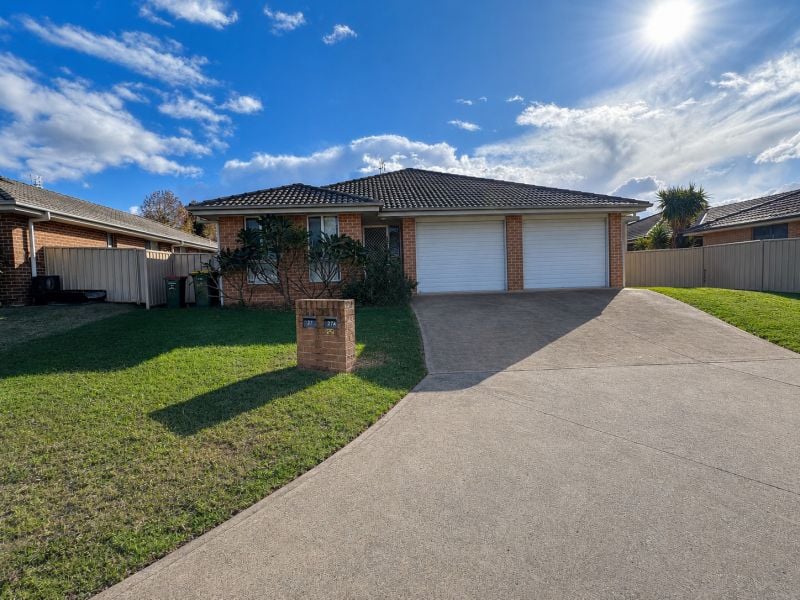 27 & 27a Candlebark Cl, West Nowra, NSW 2541