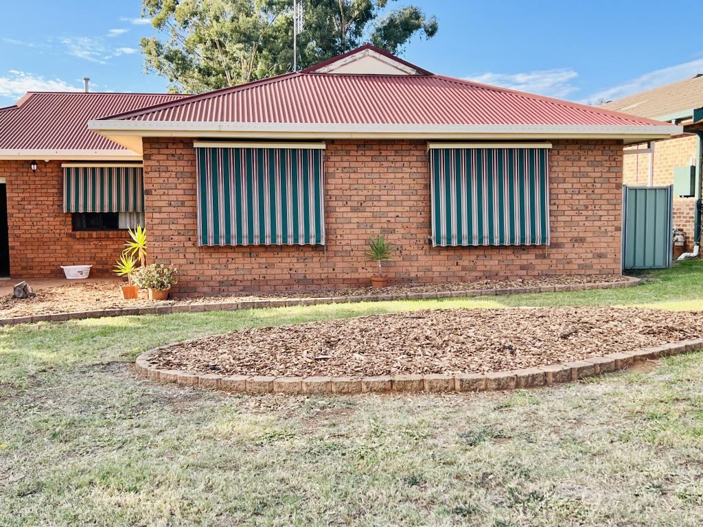 4 Banjo Pl, Parkes, NSW 2870