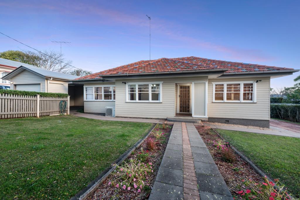 24 Collins St, Mount Lofty, QLD 4350