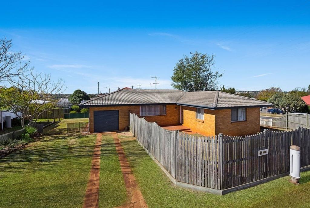 328 West St, Kearneys Spring, QLD 4350