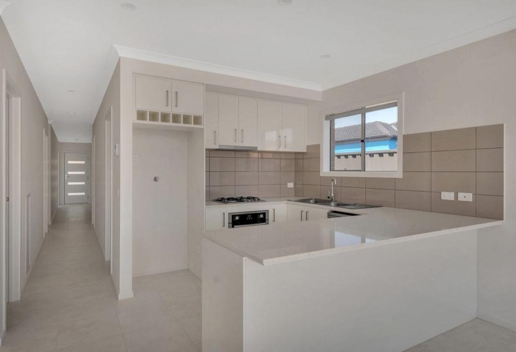 13 Hemmingway Dr, Rockbank, VIC 3335