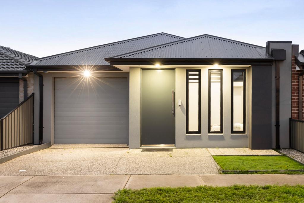 24 Schefflera St, Craigieburn, VIC 3064
