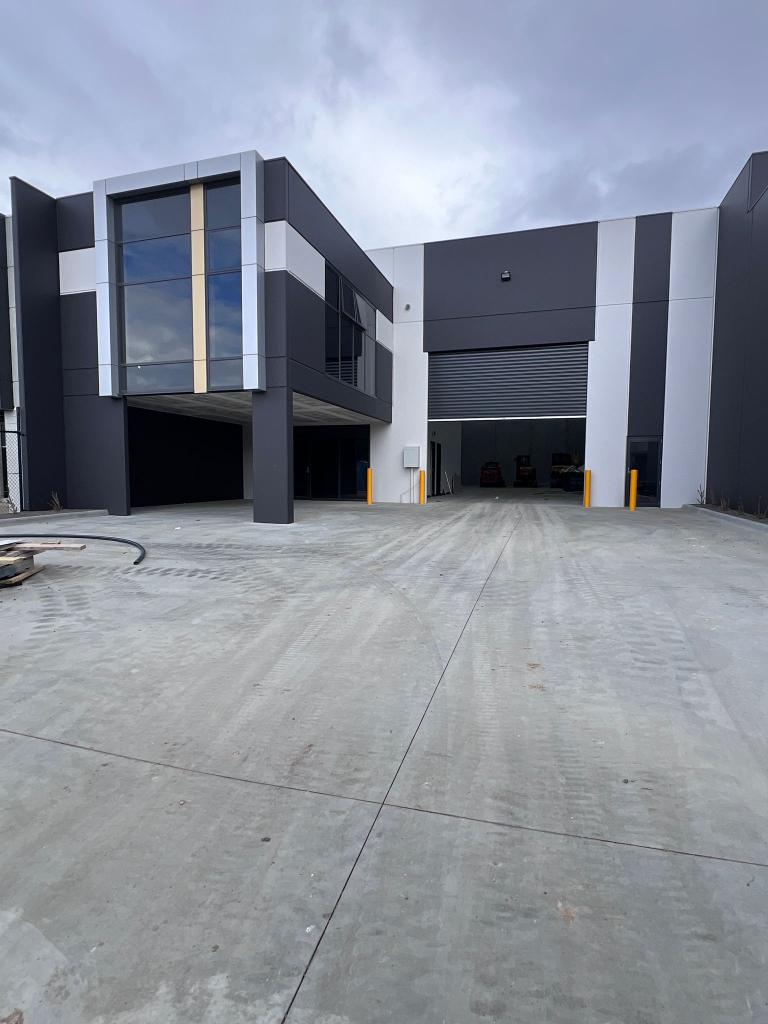 15 SANT CT, RAVENHALL, VIC 3023