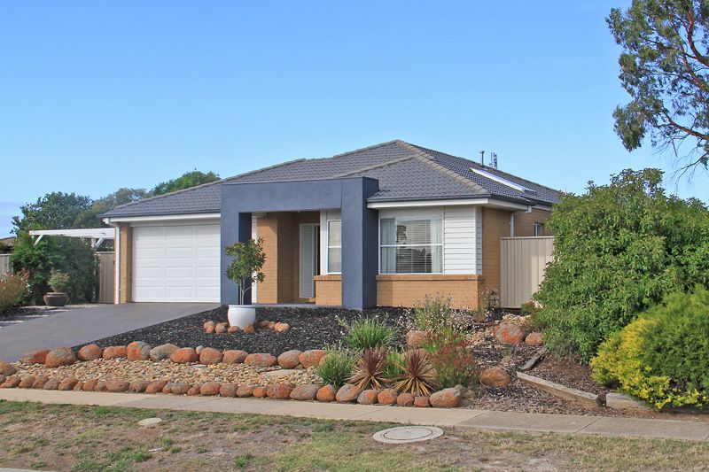 28 Caroline Chisholm Dr, Kyneton, VIC 3444