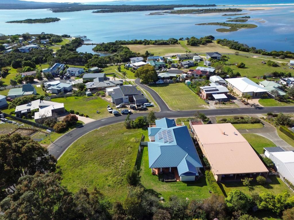 2 RAHEEN DR, MALLACOOTA, VIC 3892