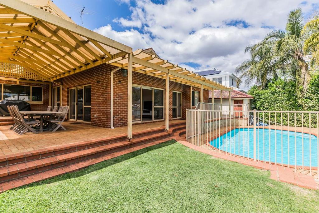 11 Colin St, Dalkeith, WA 6009