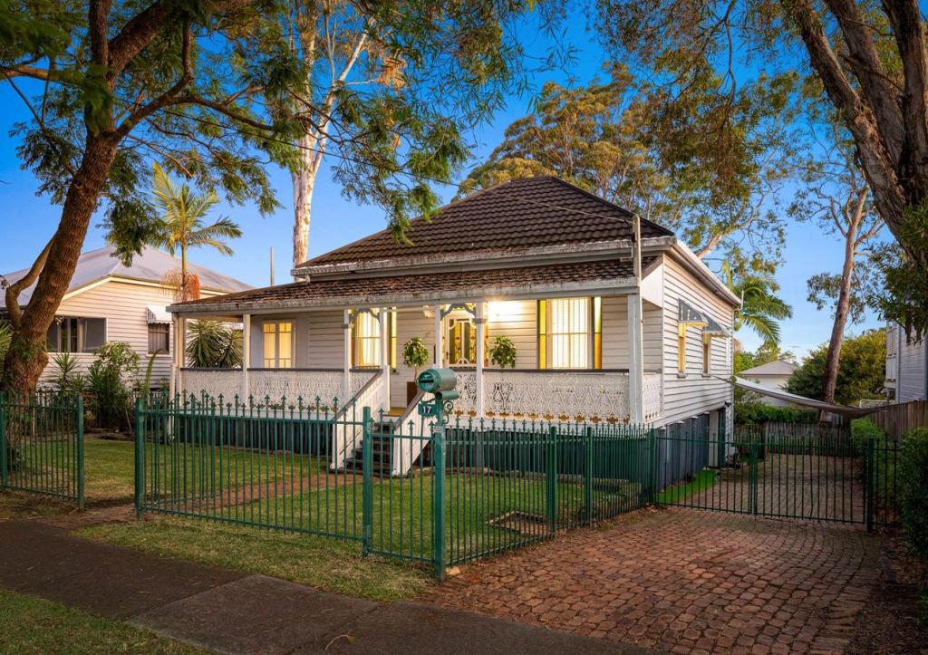 17 MOUNTJOY TCE, WYNNUM, QLD 4178