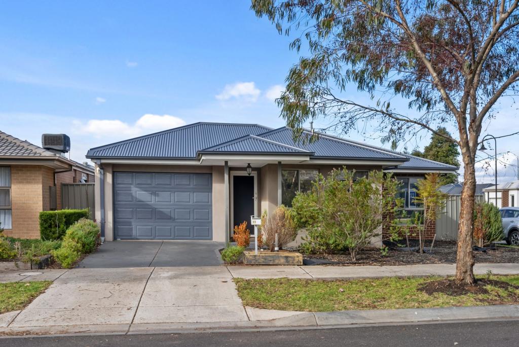 11 CASPAR PL, MADDINGLEY, VIC 3340