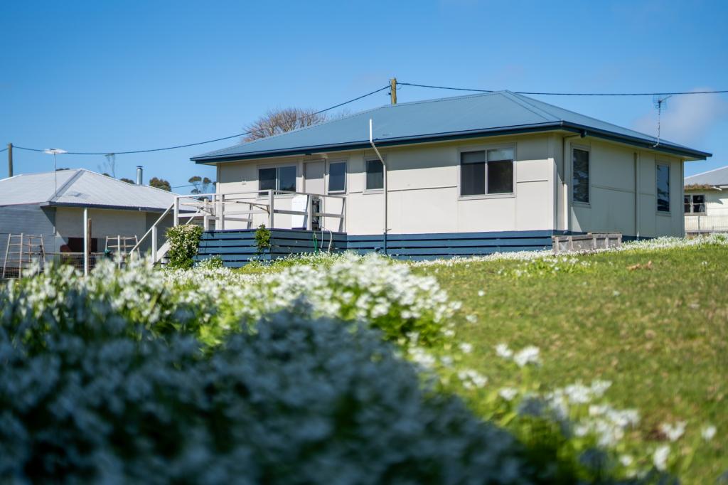 16 Ti-Tree Dr, Grassy, TAS 7256