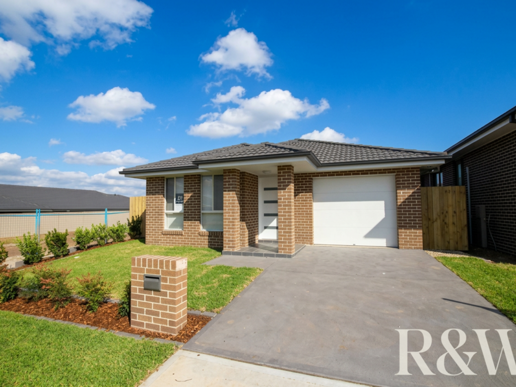 7 HOLDEN DR, ORAN PARK, NSW 2570