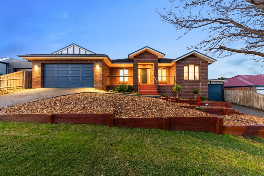 16 WILLS AVE, PAKENHAM, VIC 3810
