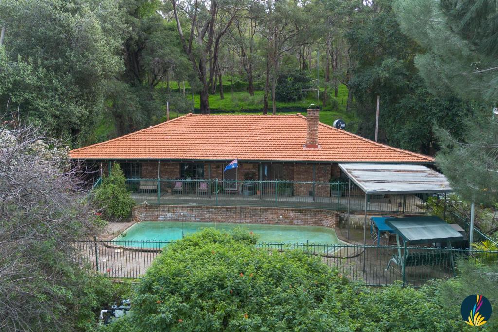 20 Croyden Rd, Roleystone, WA 6111