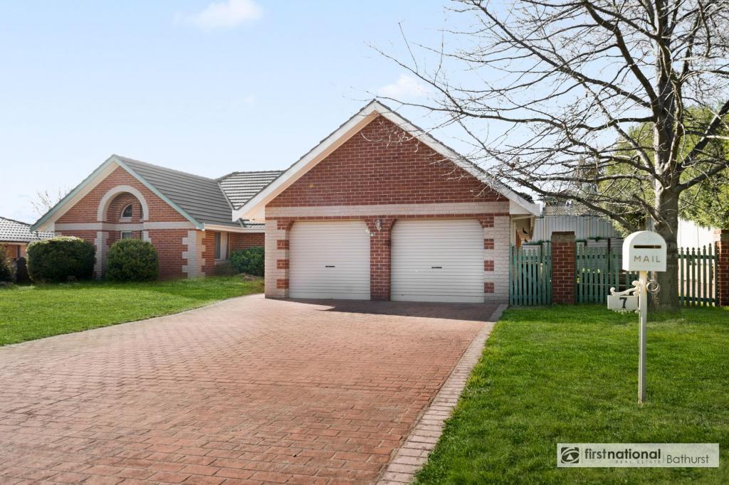 7 CHARLES PL, KELSO, NSW 2795