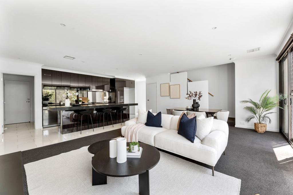 25 MANCHESTER CRES, BUNDOORA, VIC 3083