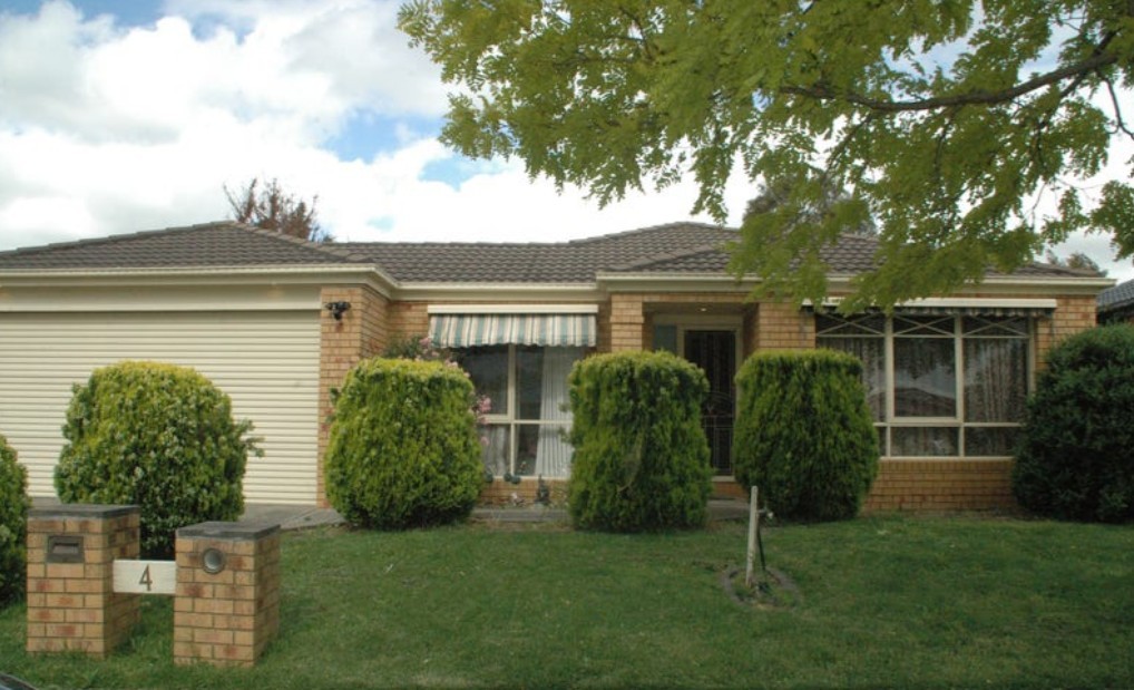 4 GREYTHORNE CT, NARRE WARREN, VIC 3805