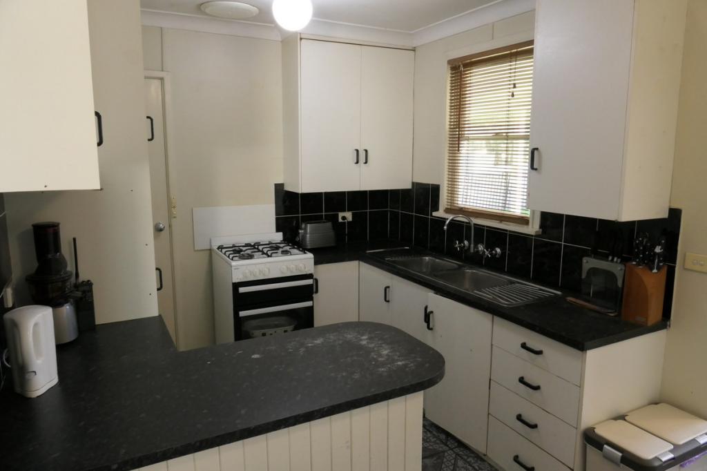 9 HOOD ST, COWRA, NSW 2794